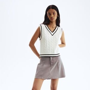 H&M Cream Cable Knit V-Neck Sleeveless Sweater Vest with Black Trim